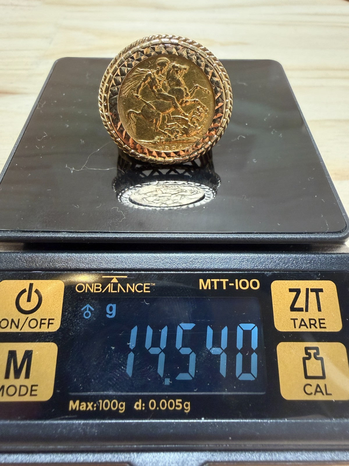 1884 Gold Full Sovereign Ring 9ct Mount - Size V - 14.54g