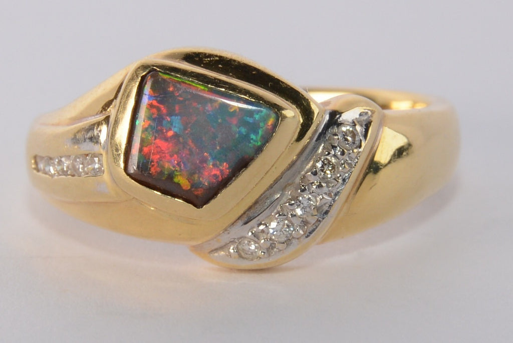 18ct Yellow Gold - Diamond & Australian Opal Ring - Size P - 5.19g