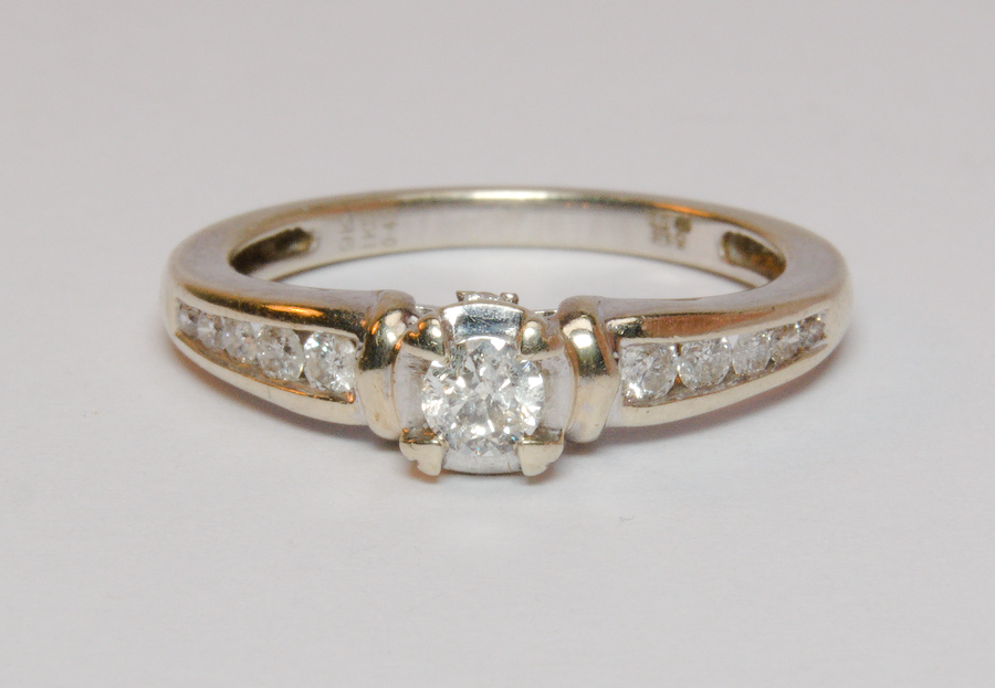 9ct White Gold Diamond Ring - Size O - 0.40ct - 3.13g