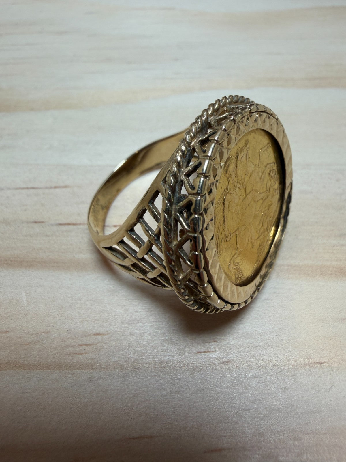 1884 Gold Full Sovereign Ring 9ct Mount - Size V - 14.54g