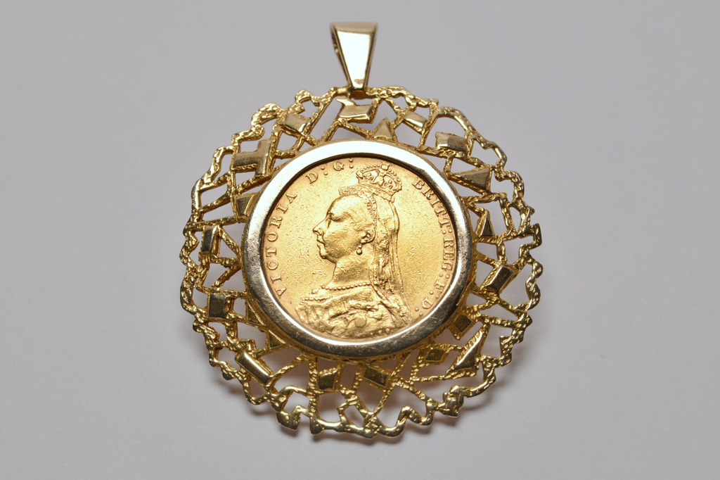 1890 Gold Full Sovereign 9ct Pendant - 13.52g