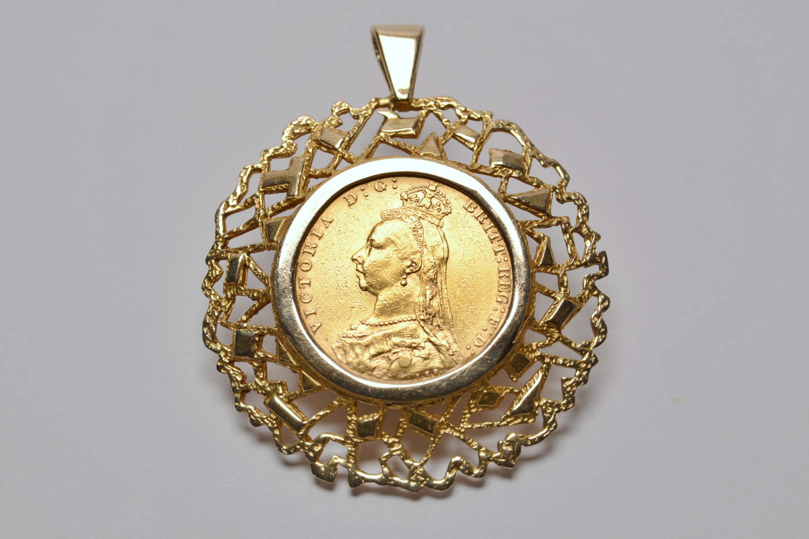 1890 Gold Full Sovereign 9ct Pendant - 13.52g