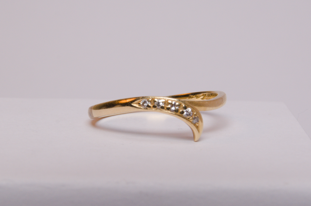 18ct Yellow Gold & Diamond Ring - Size M¹/² - 1.74g