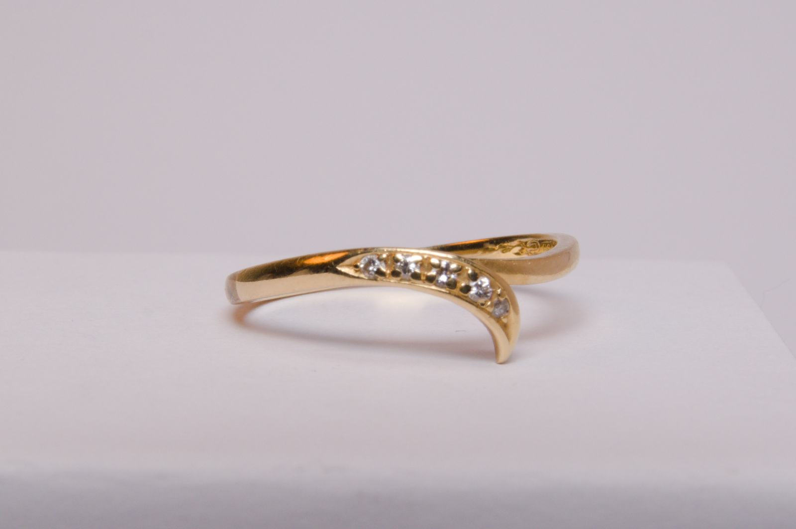 18ct Yellow Gold & Diamond Ring - Size M¹/² - 1.74g