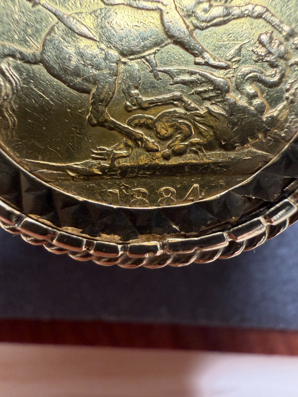 1884 Gold Full Sovereign Ring 9ct Mount - Size V - 14.54g