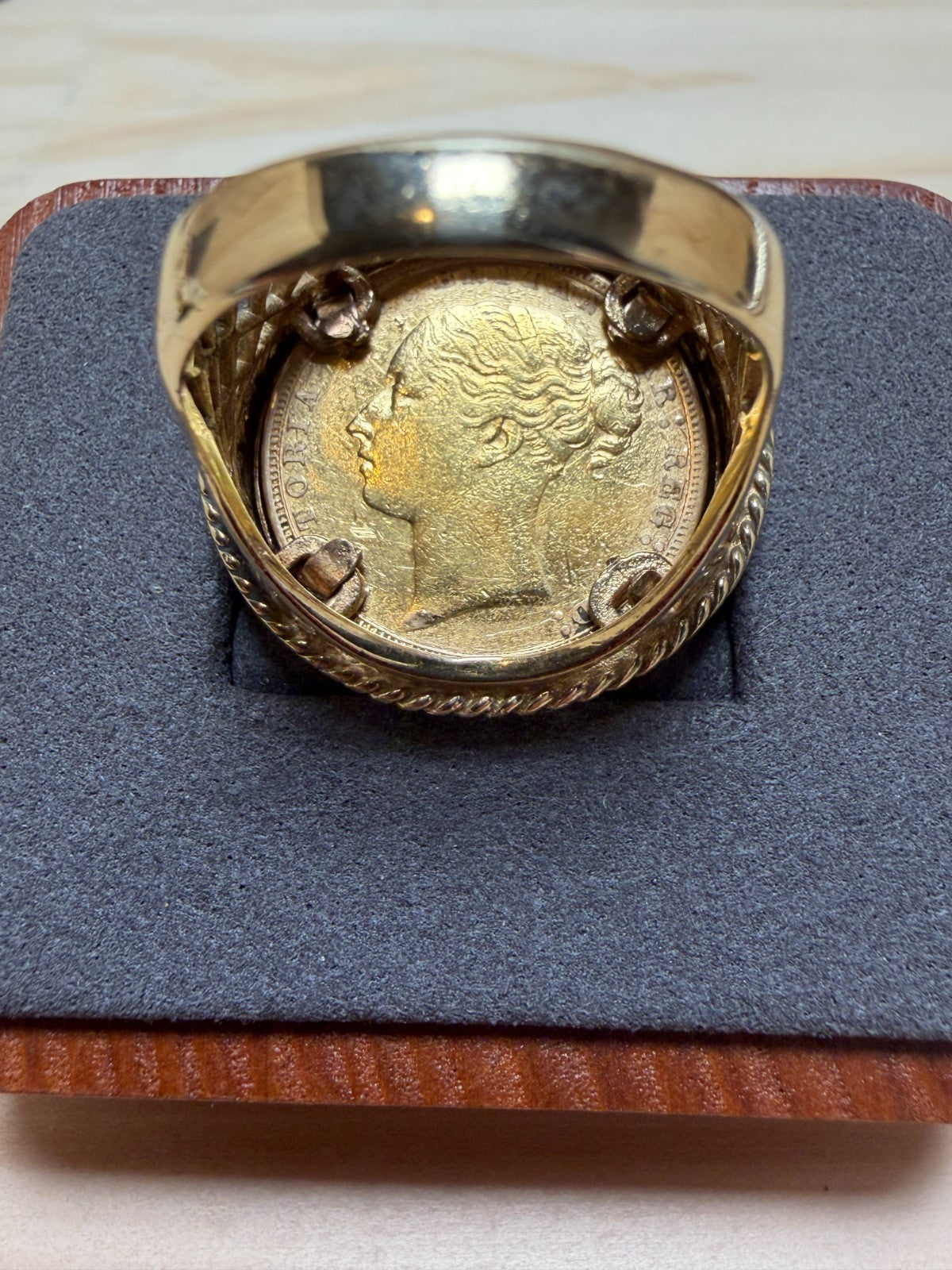 1884 Gold Full Sovereign Ring 9ct Mount - Size V - 14.54g