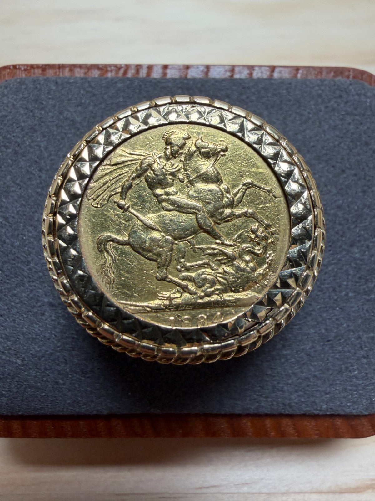 1884 Gold Full Sovereign Ring 9ct Mount - Size V - 14.54g