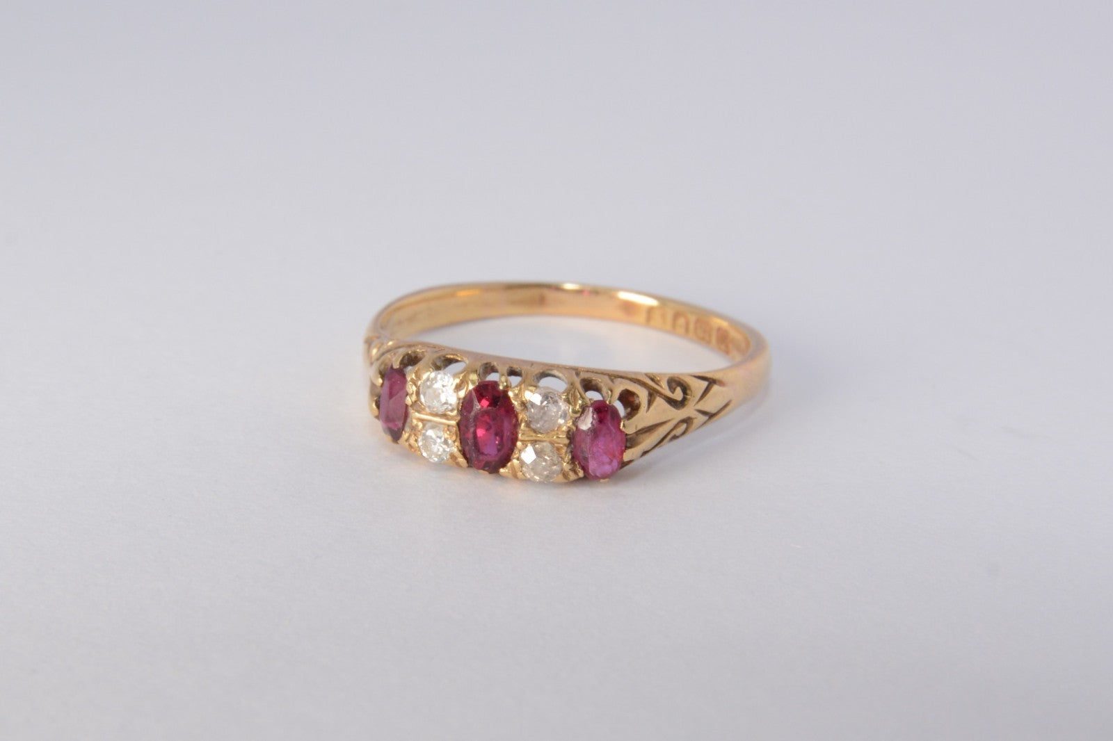 18ct Yellow Gold Ruby & Diamond Ring - 2.72g - Size Q
