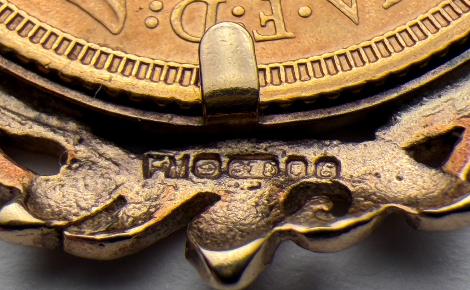 1976 Gold Full Sovereign 9ct Pendant - 11.46g