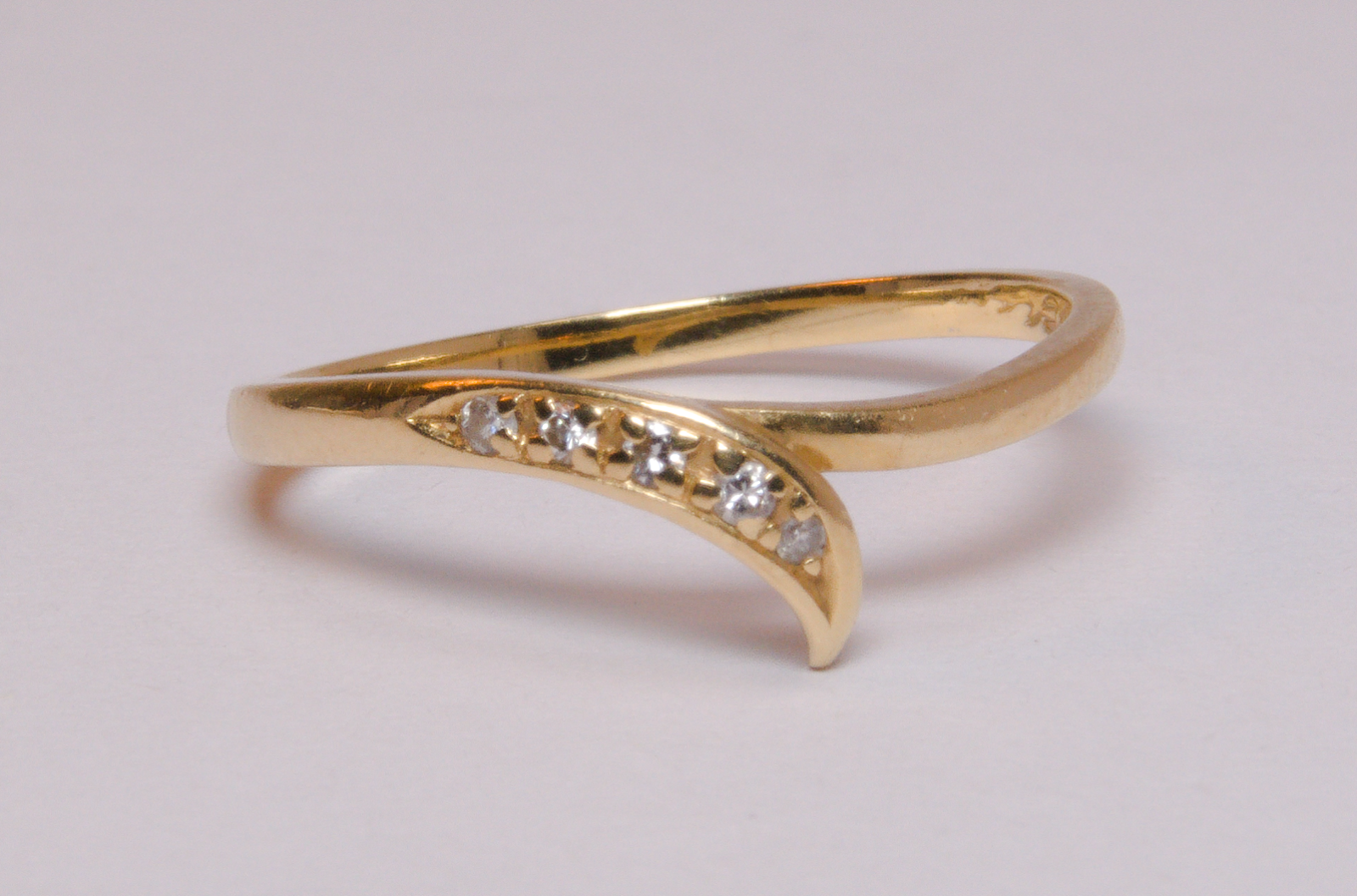 18ct Yellow Gold & Diamond Ring - Size M¹/² - 1.74g