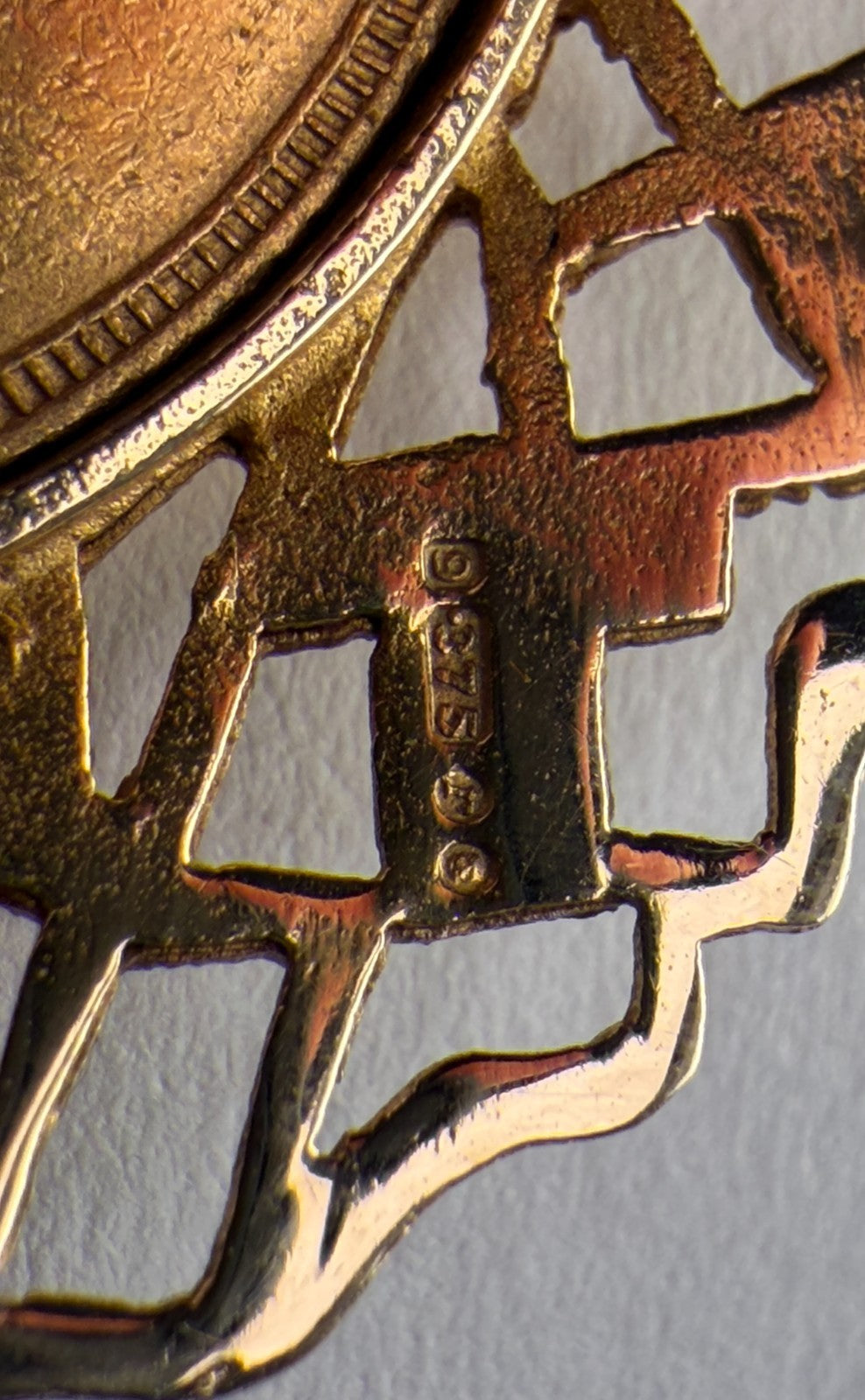1890 Gold Full Sovereign 9ct Pendant - 13.52g