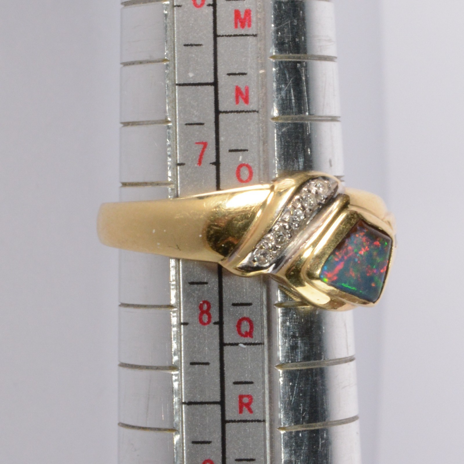 18ct Yellow Gold - Diamond & Australian Opal Ring - Size P - 5.19g