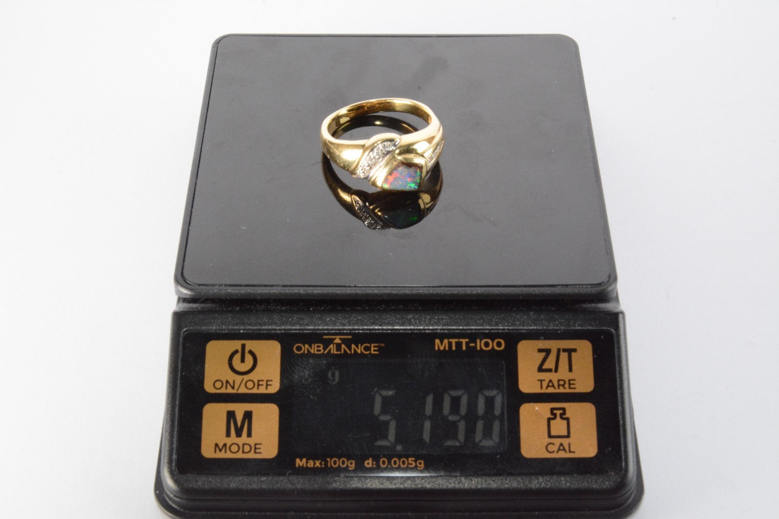 18ct Yellow Gold - Diamond & Australian Opal Ring - Size P - 5.19g