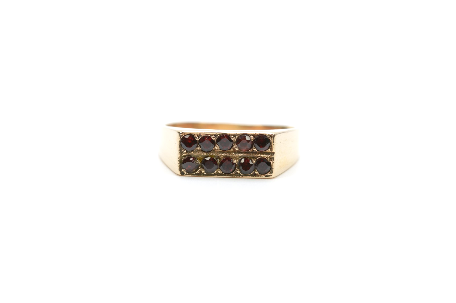 9ct Yellow Gold & Red Garnet Ring - Size P - 4.16g