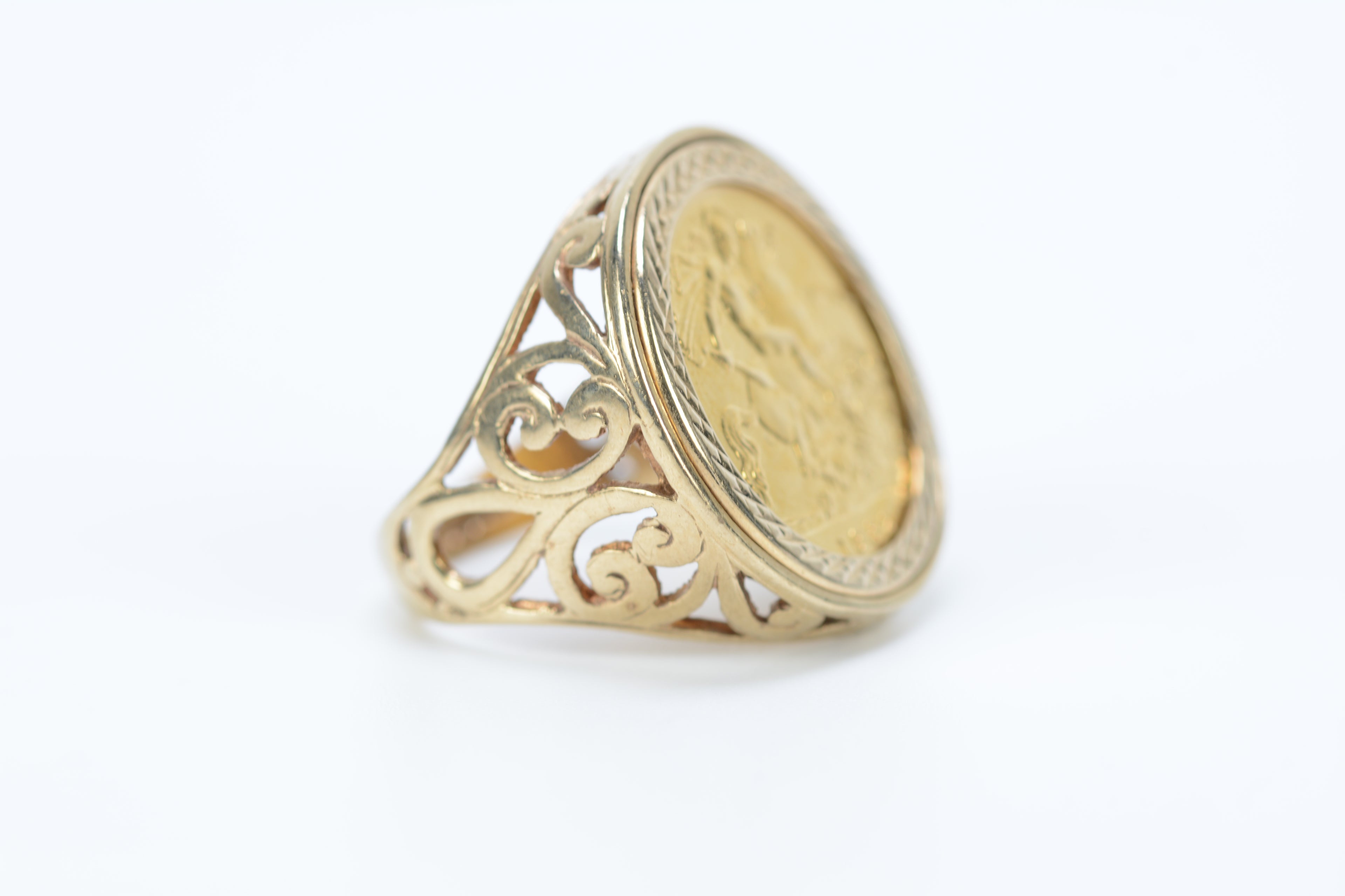 1982 Gold Half Sovereign Ring 9ct Mount Size M 1/2 8.1 Grams