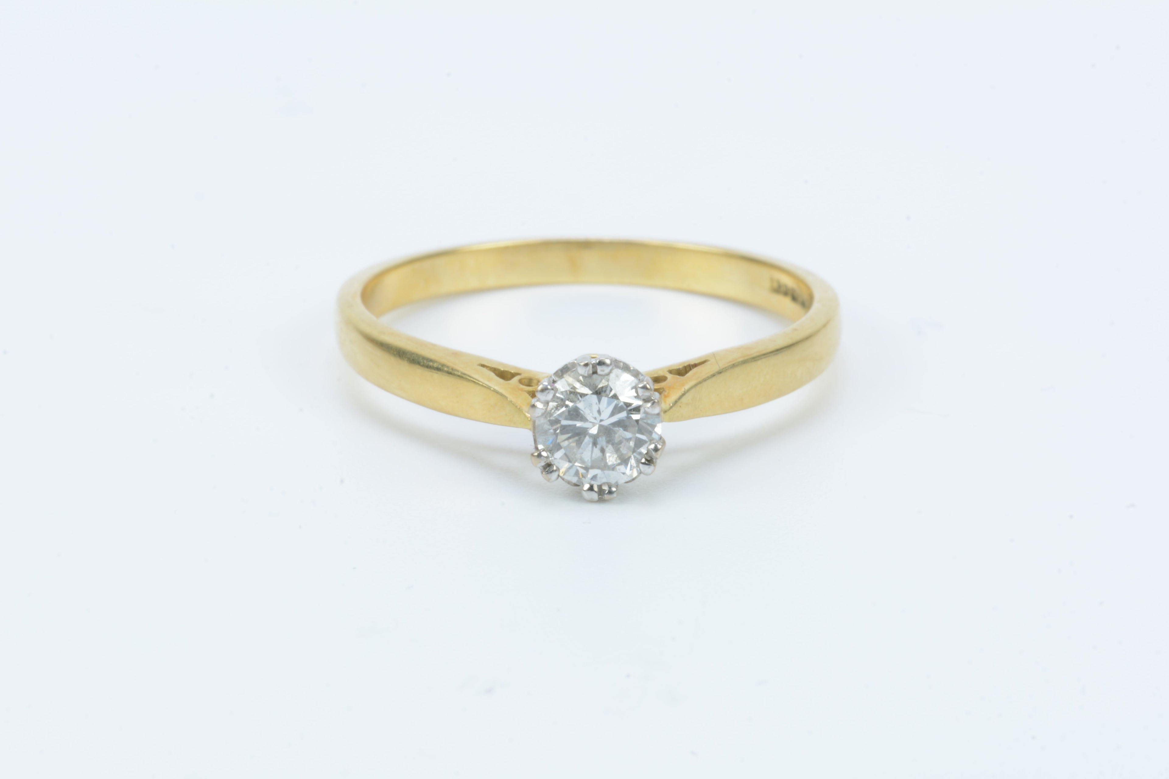9ct Yellow Gold & Diamond Ring - Size R - 3.1g