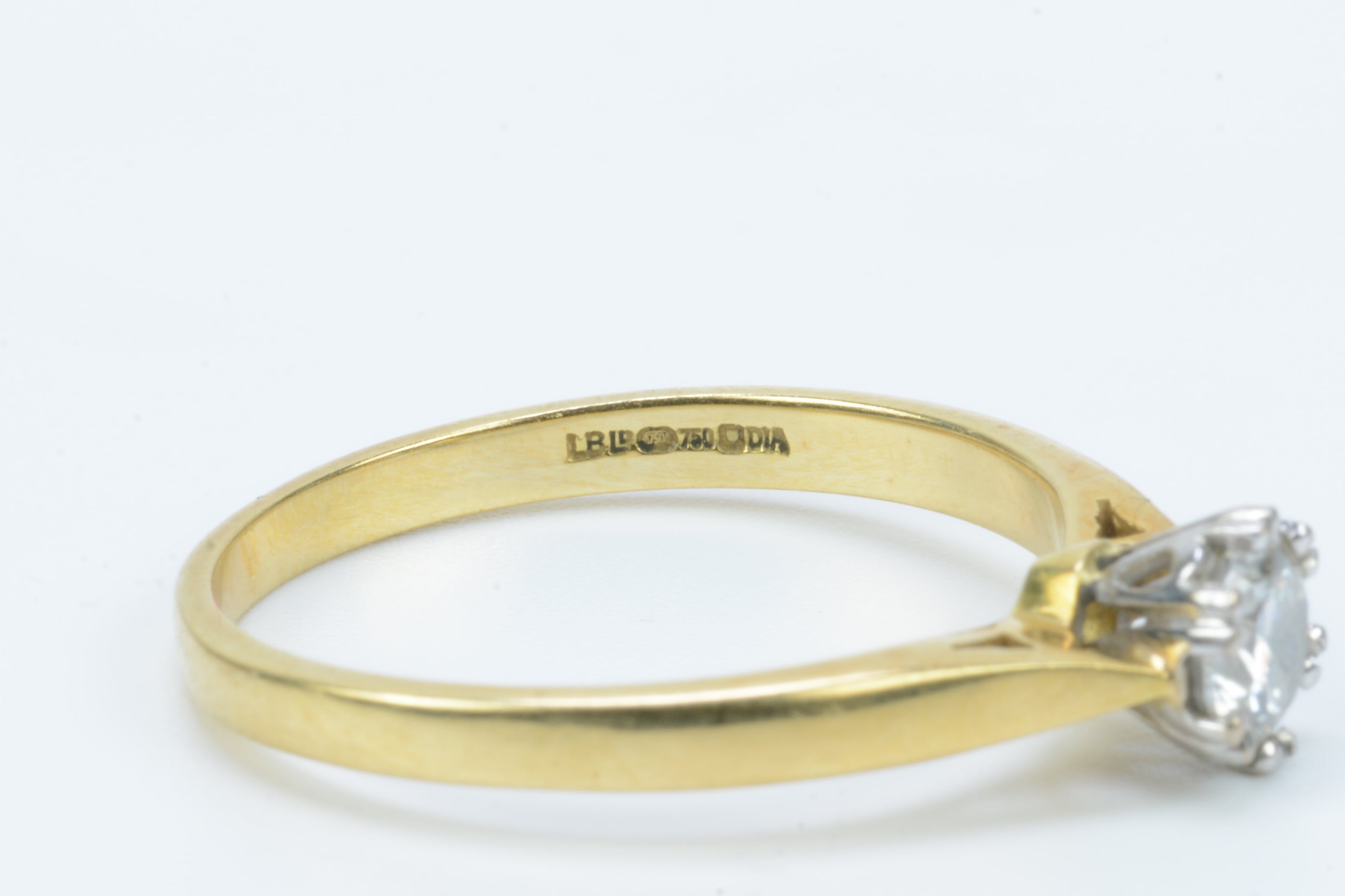 9ct Yellow Gold & Diamond Ring - Size R - 3.1g
