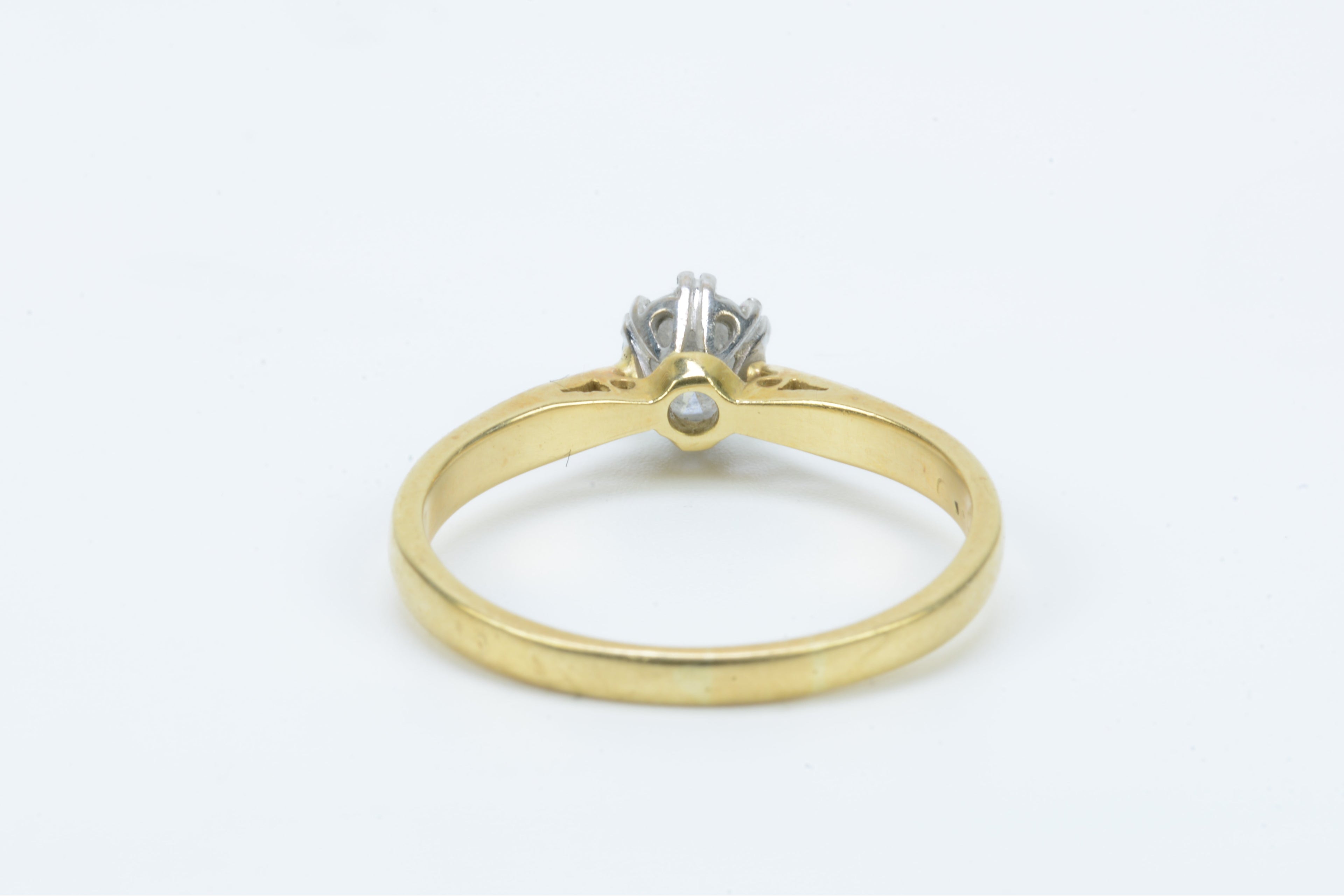 9ct Yellow Gold & Diamond Ring - Size R - 3.1g